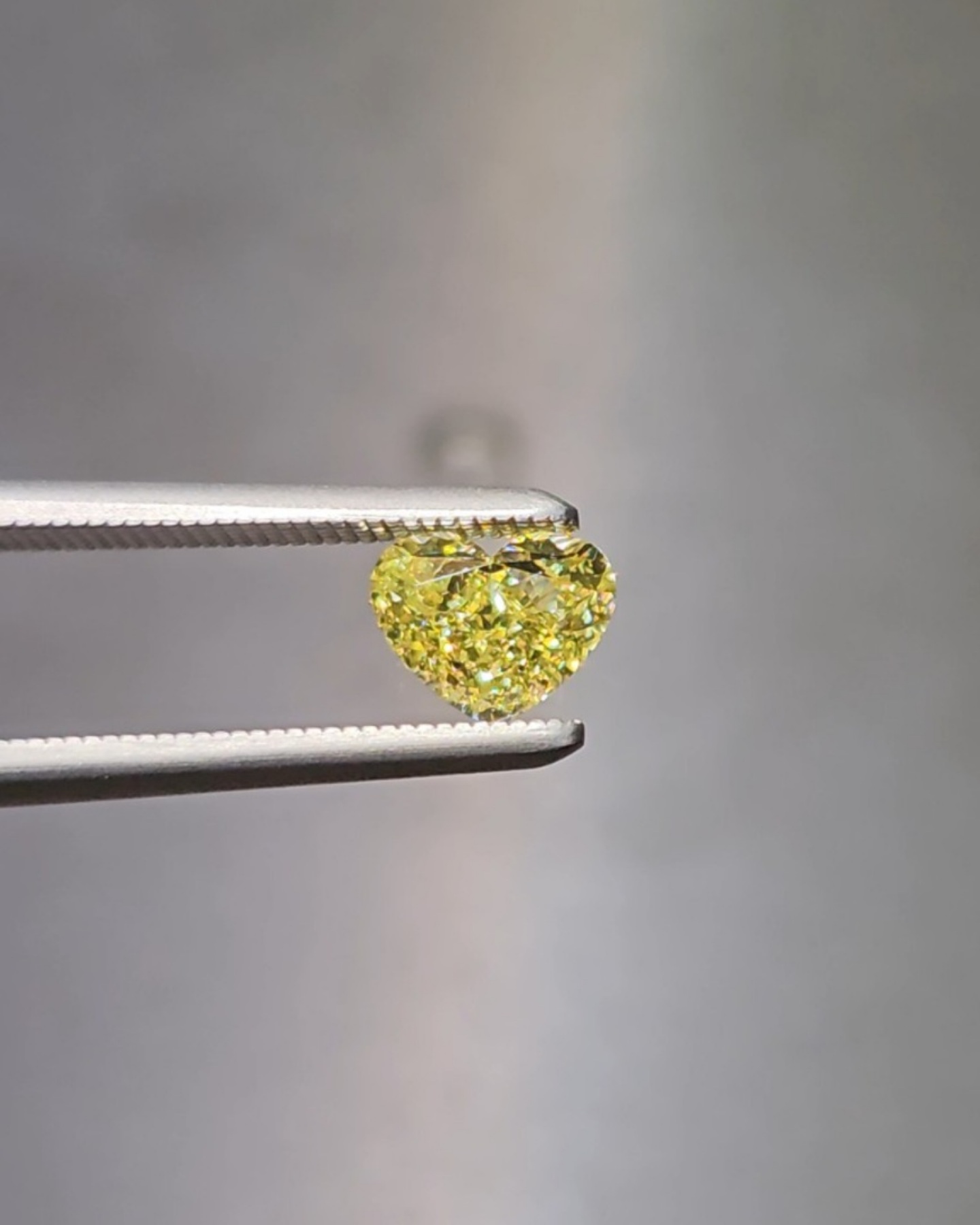天然彩色鑽石（Fancy Yellow）正面實拍