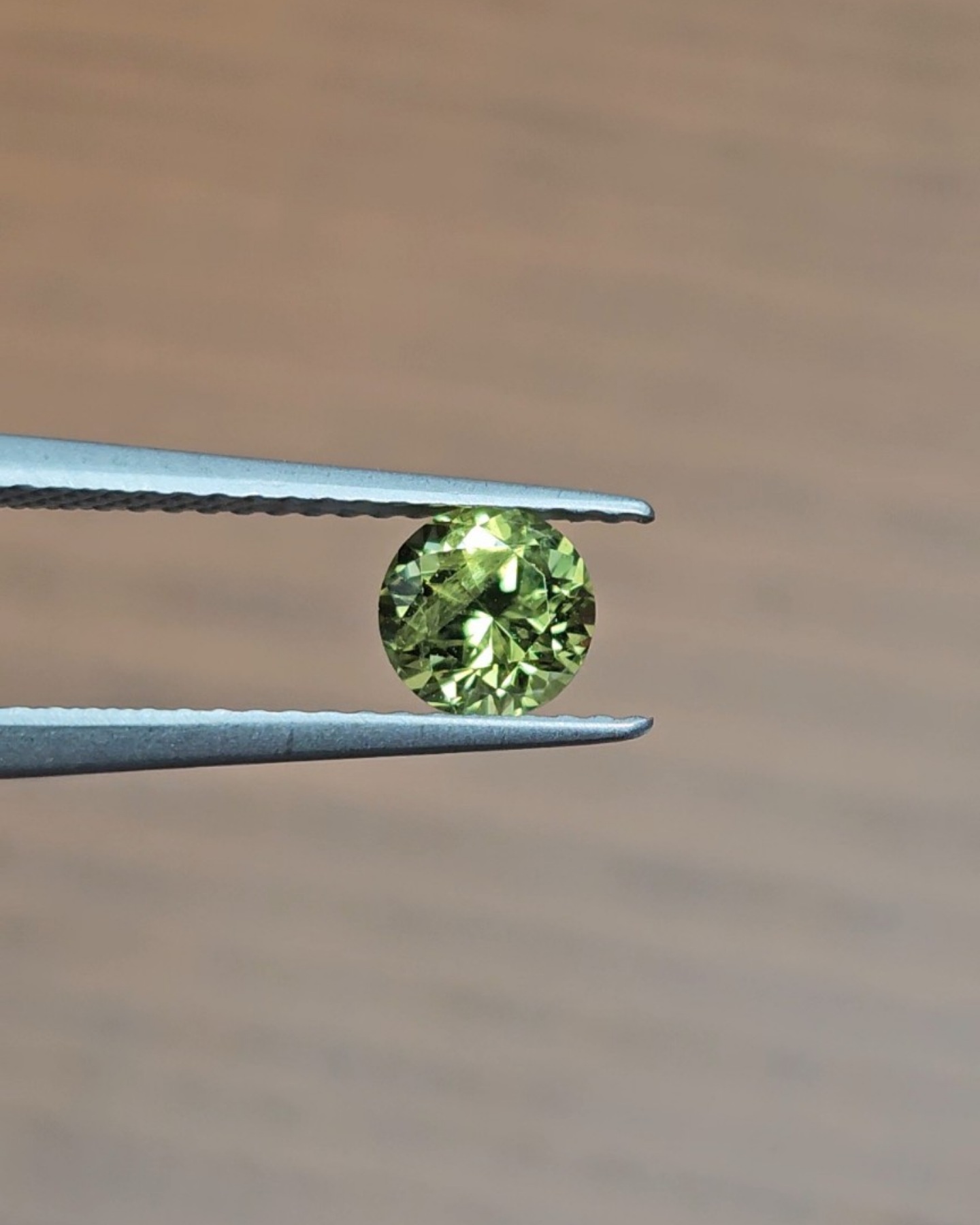 天然藍寶石（Green-Yellow）0.82 克拉正面實拍